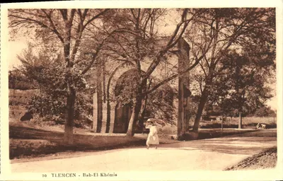 Tlemcen - Bab El Khémis — vista das ruínas de um portal sob árvores — editor Séché, n°70