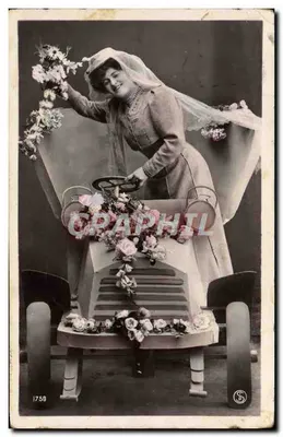 Jovem mulher em vestido de noiva e véu — posando com um veículo decorado com flores — editor S. n° 1758