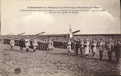 Präsentation des Fahnen zur 1. Fliegergruppe Dijon — Lieutenant Guynemer, 20 Jahre alt, Ritter der Ehrenlegion, siebenmal in den Armeeorden genannt — Verlag: Anonyme Gesellschaft für Photographie und Druckerei Dijon