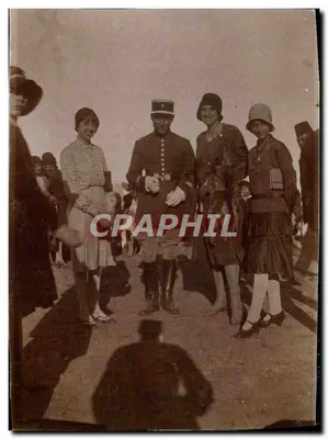 Grupo de pessoas — soldado em uniforme — sem editor ou número de série visíveis
