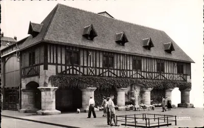 Rouen — Place du Vieux Marché — Monument Jeanne d'Arc — La Cigogne