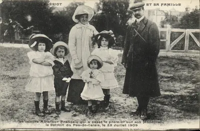 Blériot et sa famille — Le célèbre aviateur français qui a passé le premier sur son monoplan, le détroit du Pas-de-Calais, le 25 juillet 1909 — Éditeur non identifié
