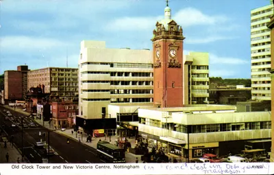 Velha Torre de Relógio e Novo Centro Victoria, Nottingham — vista urbana com torre de tijolo e centro comercial moderno — editor não identificado, n° de série 855