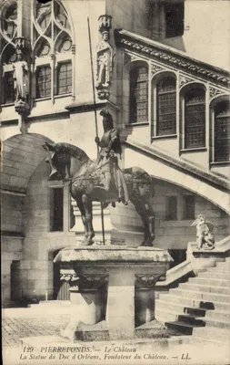 Pierrefonds — Le Château — Statue du Duc d'Orléans, Fondateur du Château — LL. — N° 129