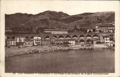 Costa Vermelha — CERBERE — A Praia e os arcos da estação internacional