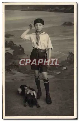 Jovem escoteiro com cachorro — pose contra fundo de paisagem costeira — editor desconhecido
