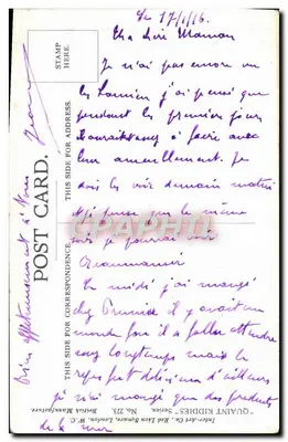 Menina pequena em uma escada — gato preto embaixo — texto bilingue — editor Quaint Kiddies — Verso