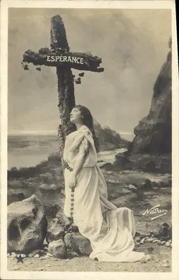 Esperance — kobieta w białej sukni obok drewnianej krzyżyki — Nadar, seria N. 717
