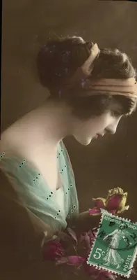 Mulher jovem em vestido azul — com rosa — editor desconhecido, número de série não visível