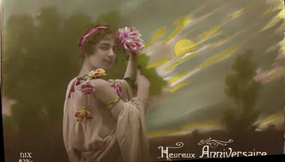 Mulher em vestido antigo segurando flores — Feliz Aniversário — DIX 874