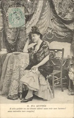 Mulher em vestido de renda — cena de despedida triste — editor não visível