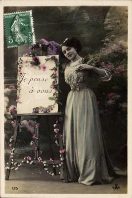 Mulher em vestido longo — diante de um quadro decorado com flores — editor X, n° 135