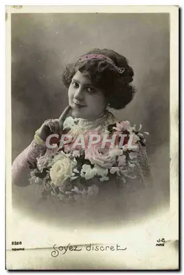 Jovem mulher segurando um buquê — texto 'Soyez discret' — J.C. Paris, n°2328