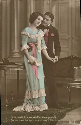Jeune couple en tenue de soirée — scène intérieure avec colonnes — éditeur Yvichard, n° 7525