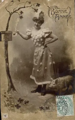Femme en robe à pompons — avec cochon et arbre à trèfles — éditeur Nee Photographische Gesellschaft