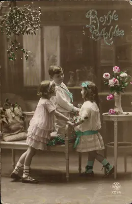 Niños jugando con guirnaldas — Feliz Año — Noyer, n° 2234