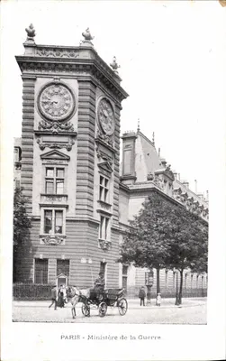 Paris - Ministério da Guerra — torre do relógio decorada, com carruagem e pedestres