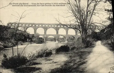 O Ponte do Gard — Vista frontal capturada a 400 metros a montante do monumento às margens do Gardon