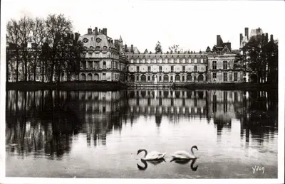 Fontainebleau — Façade du Palais, vue de l'Étang des Carpes — Les Éditions d'Art à Toulouse