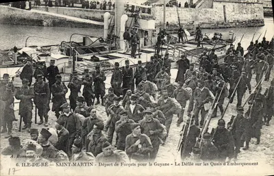 Saint-Martin (Ilha-de-Ré) — Partida de Forçados para a Guiana — O Desfile nos Quais de Embarque — A. Bonneaud, editor, La Rochelle, n°6