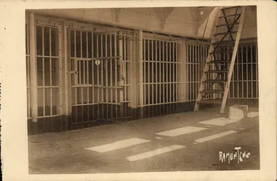 Interior do transporte « Martinière » — Depósito de St-MARTIN-de-RÉ — Edições Raymond Bergevin