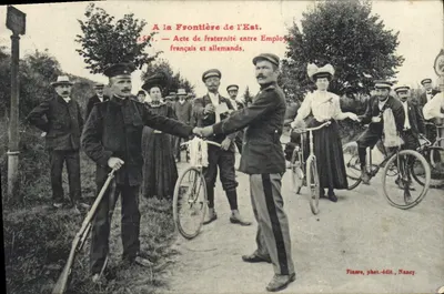 Frontière de l'Est — Acte de fraternité entre employés français et allemands — Finare, phot.-édit., Nancy