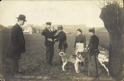 CPA Douane Douanes Douanier Une visite de douanes Chien