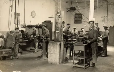 Oficina de mecânicos — trabalhadores em fábrica