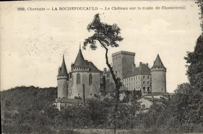 La Rochefoucauld — O Castelo na estrada de Chasseneuil — F. Braun, fot.-edit., O. Royan, Charente-Inférieure