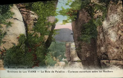 Arredores de Les VANS — O Bosque de Païolive — Curiosa abertura entre os Rochos — Brunel, foto. Alès