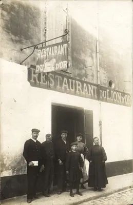Restaurante do Leão de Ouro — grupo diante do estabelecimento — n° 101