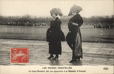 Deux femmes en jupe-pantalon à la Réunion d'Auteuil — Éditeur ELD, n° de série non visible