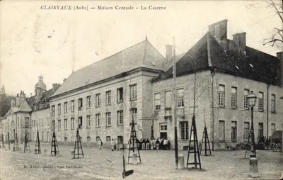 Clairvaux (Aube) — Casa Central — A Casa de Militares — It-Raîne, foto. Bar-sur-Aube