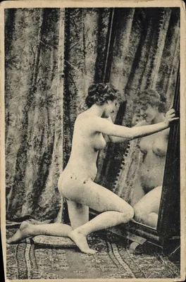 Nue devant un miroir — scène intérieure avec rideaux et tapis — éditeur non identifié