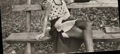 Jovem mulher com vestido de bolinhas — cena de jardim — carta postal n°5
