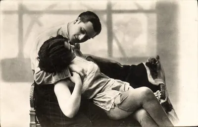 Casal em abraço — cena íntima