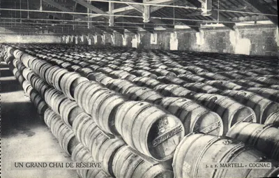Um grande depósito de reserva — J. & F. Martell - Cognac