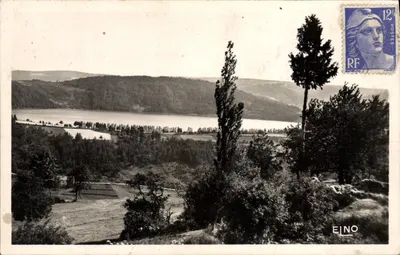 Lago de Issarlès (Ardèche) — vista geral tirada do Puy — edição de Luxa M. BRIÉRÉMOND
