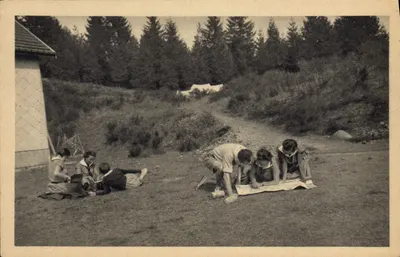 Jovens na natureza — Noite antes da excursão. Leitura de mapa. — A. Plantier, Imp. Édit.