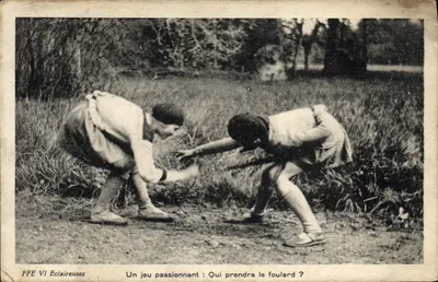 Bilhete postal antigo Bilhete postal antigo Escoteiro Escoteirismo Jamboreu Um jogo emocionante Que vai pegar o lenço ?