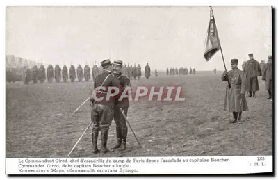 Commandant Girod, hoofd van vliegstaffel van het kamp van Parijs, geeft de knuffel aan kapitein Boucher — I. M. L., n° 2218