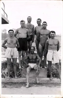 Groupe de nageurs — piscine extérieure — éditeur non visible