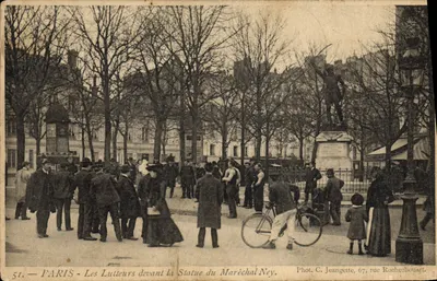 PARIS - Lutadores diante da Estátua do Maréschal Ney — Fot. C. Jeangette, 67, rue Rochechouart