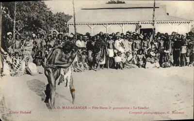 S. O. MADAGASCAR — Fête Baras 2° provocation - O Combate — Comptoir photographique, G. Bodemer