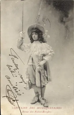 Capitaine des Mousquetaires — scène de revue — Revue des Folies-Bergère