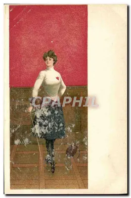 Femme en robe bleue et col blanc — scène intérieure avec mur rouge — éditeur non imprimé