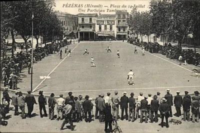 Pézenas (Hérault) — Place du 14-Juillet — Ein Teil des Tambourins