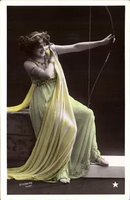Mulher em vestido antigo segurando um arco — Stebbing Fot. — VBC Série 3165