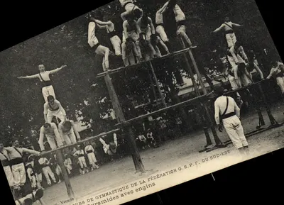 Cours de gymnastique avec engins — Pyramides de la Fédération G.S.P.F. du Sud-Est — Vienne