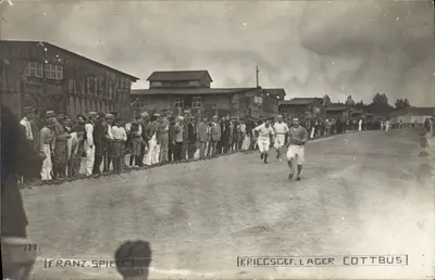 Jogo de futebol em um campo militar — Lager de Prisioneiros de Guerra Cottbus — editor Franz Spiegel, n° 111